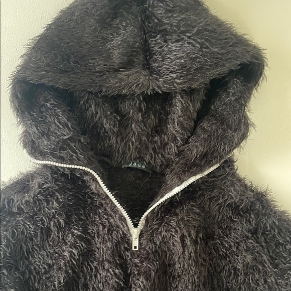 Jade - Cozy Black Fuzzy Cropped Jacket with large hoodie - Picture 4 of 4